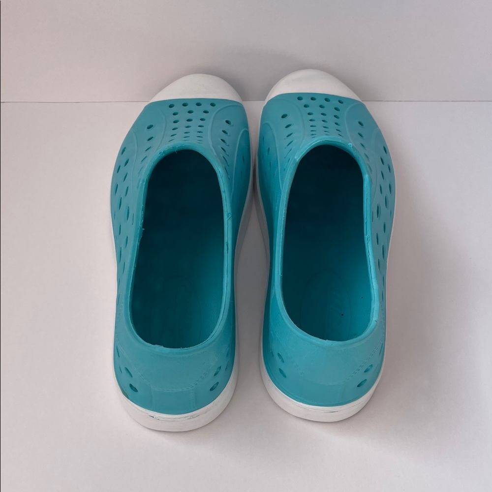 NWOT CRANE Women’s Blue Perforated Slip-On Shoes.  Size 7/8 - Picture 3 of 7